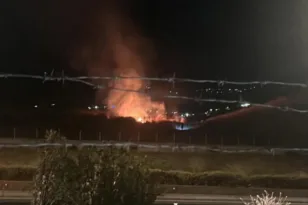 Πάτρα: Πυρκαγιά τη νύχτα στο στρατόπεδο της ΜΟΜΑ, μεγάλη κινητοποίηση της Πυροσβεστικής