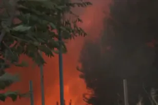 Φωτιά στου Ρέντη: Καίγονται λάστιχα και παλέτες – Πυκνοί μαύροι καπνοί στην περιοχή