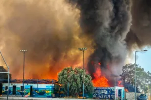 Φωτιά στου Ρέντη: Σε εξέλιξη η πυρκαγιά σε οικόπεδο με σκουπίδια – Ήχησε το 112 για τους πυκνούς καπνούς