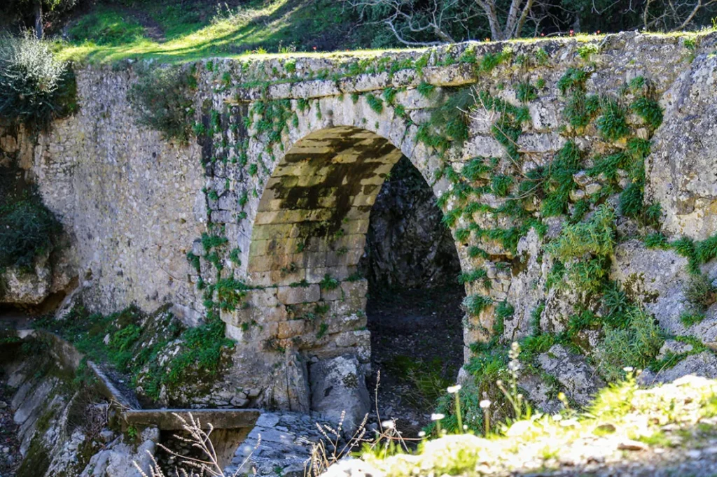 Φαράγγι που περνάς με αυτοκίνητο, γεφύρι 2.000 ετών και ένα έρημο μεσαιωνικό χωριό – Κι όμως, είναι στην Πελοπόννησο Φαράγγι που περνάς με αυτοκίνητο, γεφύρι 2.000 ετών και ένα έρημο μεσαιωνικό χωριό – Κι όμως, είναι στην Πελοπόννησο