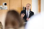 Γεραπετρίτης στον ΟΗΕ: «Χρειαζόμαστε ισχυρό διεθνές ρυθμιστικό πλαίσιο για την Τεχνητή Νοημοσύνη»