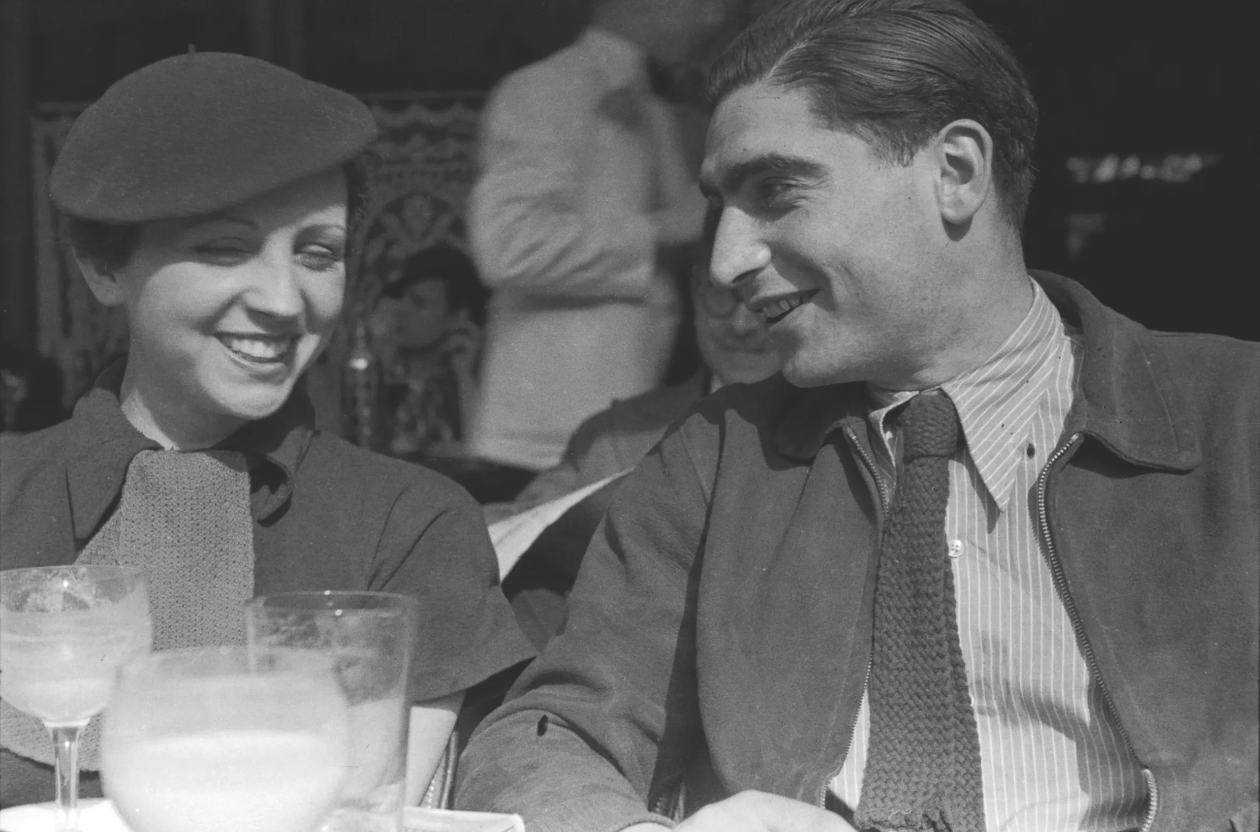 Κι αν την πιο διάσημη φωτογραφία του Robert Capa την τράβηξε η Gerda Taro; Gerda Taro και Robert Capa μαζί το 1936