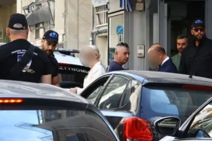Μαζωνάκης: Με χειροπέδες στον ανακριτή οι δύο γιατροί – Τι θα υποστηρίξουν στις απολογίες τους