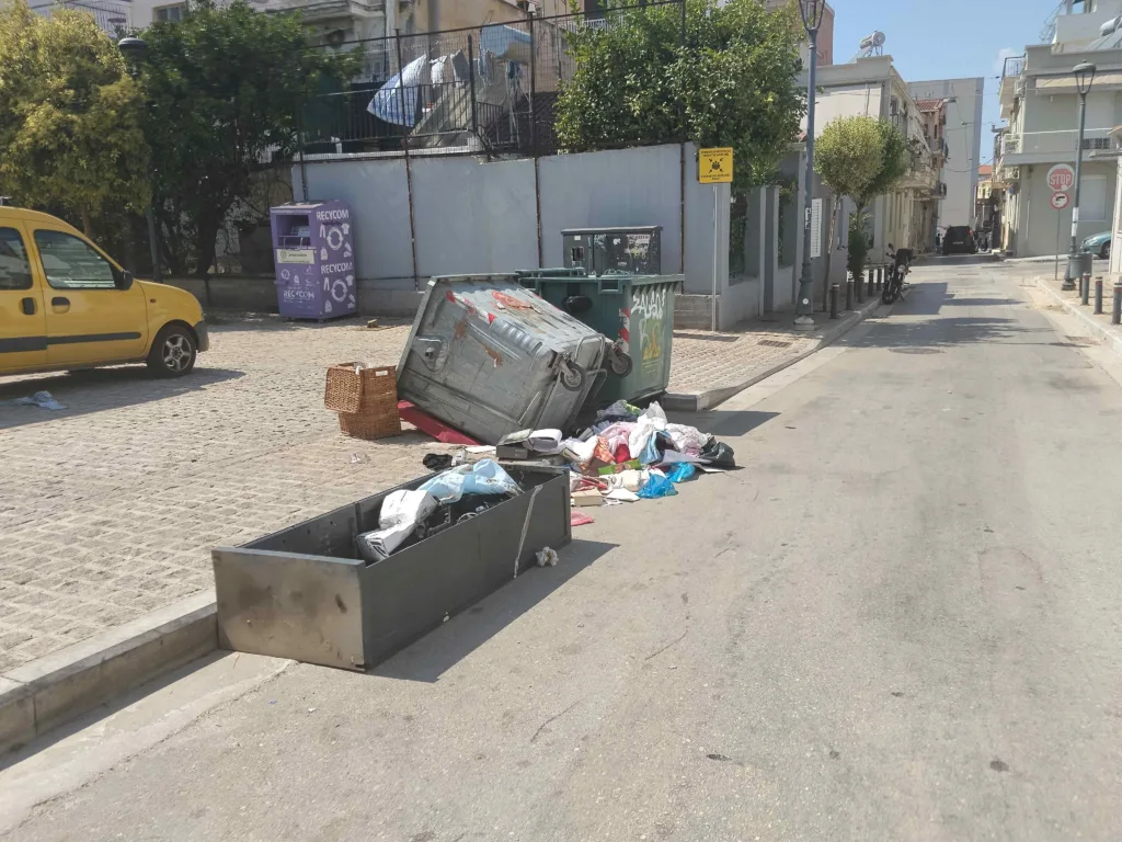 Πάτρα: «Εγκλημα» στη Γούβα - Ναρκωτικά, διαλυμένοι κάδοι, σπασμένη παιδική χαρά Πάτρα: «Εγκλημα» στη Γούβα - Ναρκωτικά, διαλυμένοι κάδοι, σπασμένη παιδική χαρά