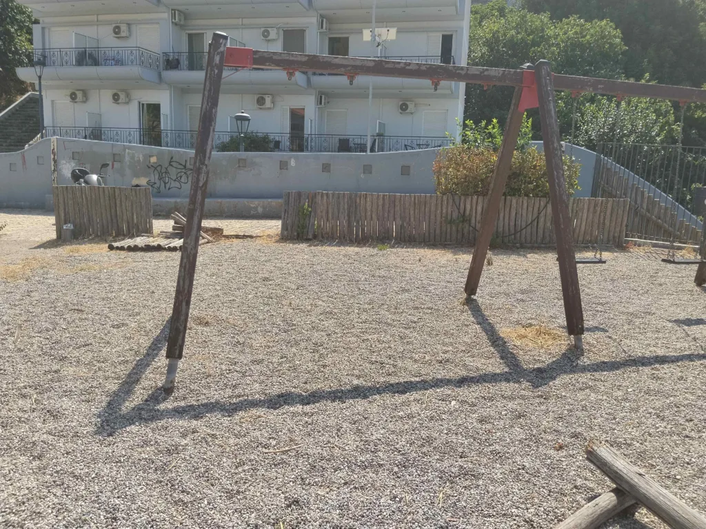 Πάτρα: «Εγκλημα» στη Γούβα - Ναρκωτικά, διαλυμένοι κάδοι, σπασμένη παιδική χαρά Πάτρα: «Εγκλημα» στη Γούβα - Ναρκωτικά, διαλυμένοι κάδοι, σπασμένη παιδική χαρά