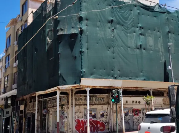Πάτρα: Σήμανση σε εγκαταλελειμμένο κτίριο στη Γούναρη – Κίνδυνος από λυγισμένα σιδερένια στοιχεία