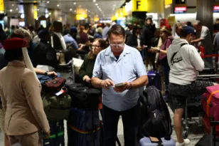 Μετά το χάος στη Βρετανία στα αεροδρόμια με τις 1.000 ακυρώσεις πτήσεων, αρχίζει η μάχη των ευθυνών