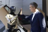 Μητσοτάκης: H χειραψία στη Silicon Valley με το ρομπότ της Tesla και το high five
