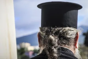Μεθυσμένος εισέβαλε στην εκκλησία γυμνός και χτύπησε τον επίτροπο