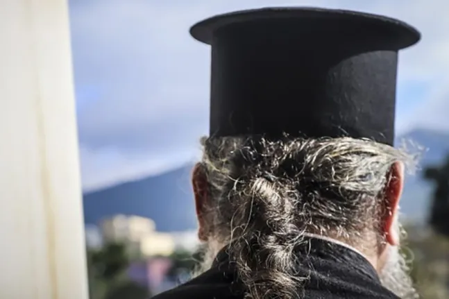 Μεθυσμένος εισέβαλε στην εκκλησία γυμνός και χτύπησε τον επίτροπο