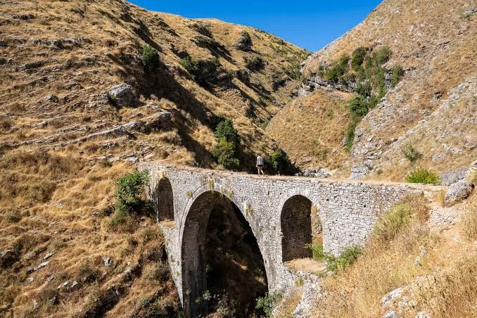 Μόλις 4 ώρες από την Πάτρα κρύβεται μια από τις πιο ιδιαίτερες πόλεις των Βαλκανίων Μόλις 4 ώρες από την Πάτρα κρύβεται μια από τις πιο ιδιαίτερες πόλεις των Βαλκανίων