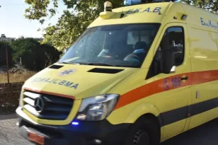 Σύρος: 72χρονος εγκλωβίστηκε στο αυτοκίνητό του ενώ το έπλενε – Νοσηλεύεται βαριά τραυματισμένος