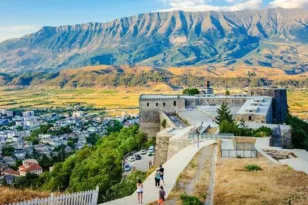 Μόλις 4 ώρες από την Πάτρα κρύβεται μια από τις πιο ιδιαίτερες πόλεις των Βαλκανίων