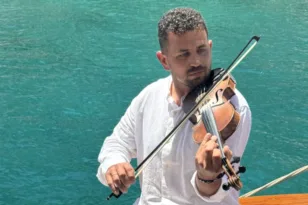 Στη Λέρο το νησί χορεύει στους ρυθμούς του βιολιού 33χρονου ιχθυολόγου