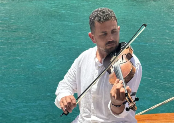 Στη Λέρο το νησί χορεύει στους ρυθμούς του βιολιού 33χρονου ιχθυολόγου