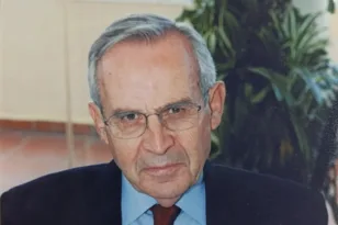 Έφυγε από τη ζωή ο Βασίλης Οικονόμου – Η ζωή του ανάμεσα στην Πάτρα, το Καμερούν και τη Γαλλία