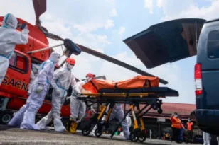 Ναυάγιο στην Ινδονησία: 66 νεκροί και 69 αγνοούμενοι, μάχη με τον χρόνο από τους δύτες