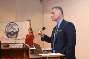 Παρέμβαση Τσίγκα: «Οι πισίνες πρέπει να γεμίζουν παιδιά, όχι να αδειάζουν»