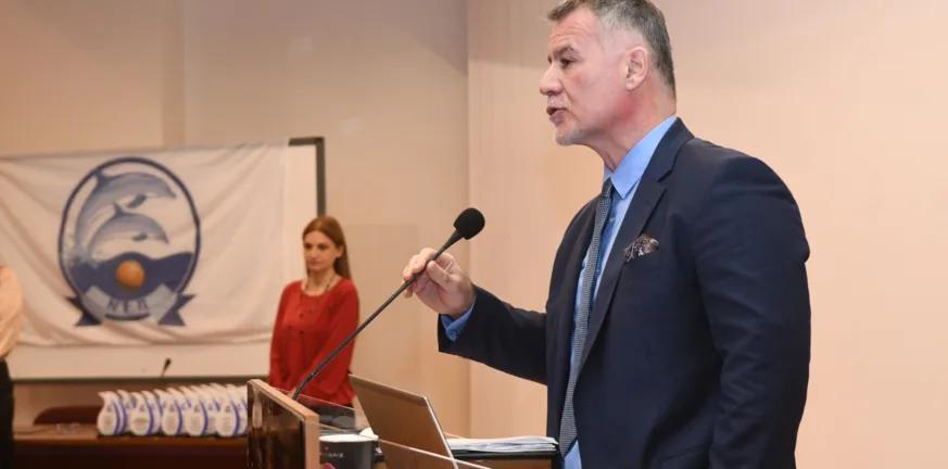Παρέμβαση Τσίγκα: «Οι πισίνες πρέπει να γεμίζουν παιδιά, όχι να αδειάζουν»