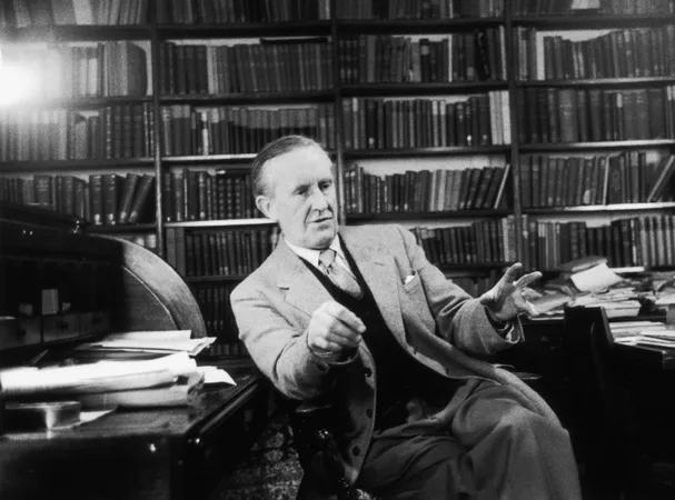 Ο Tolkien πέθανε το 1973. Τα «καινούργια» βιβλία του έβγαιναν για άλλα 45 χρόνια Ο Tolkien πέθανε το 1973. Τα «καινούργια» βιβλία του έβγαιναν για άλλα 45 χρόνια