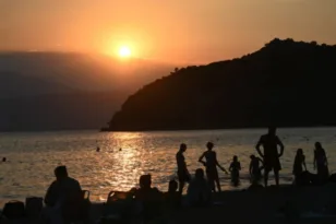 Νυχτερινοί καύσωνες: Ο αόρατος κίνδυνος όταν η θερμοκρασία δεν πέφτει μετά τη δύση του ηλίου