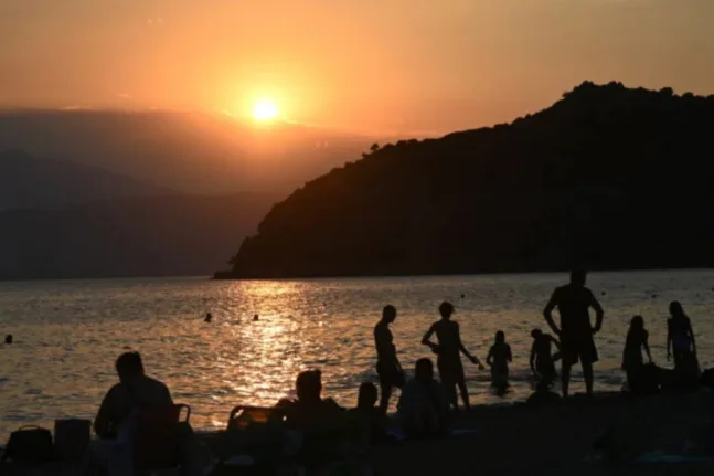Νυχτερινοί καύσωνες: Ο αόρατος κίνδυνος όταν η θερμοκρασία δεν πέφτει μετά τη δύση του ηλίου