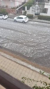 Ξαφνική βροχή και χαλαζόπτωση «έπνιξαν» το Αγρίνιο, ΦΩΤΟ