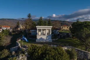 Οι Καρυάτιδες έχουν το δικό τους χωριό και βρίσκεται βρίσκεται σε μία από τις ωραιότερες διαδρομές της Πελοποννήσου