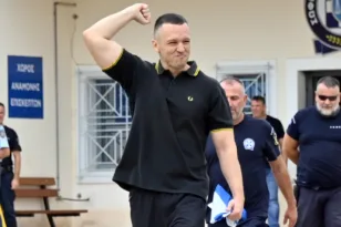 «Σχολικός» εμφύλιος για μια χορηγία του Κασιδιάρη σε Δημοτικό Σχολείο ΔΕΙΤΕ ΤΗΝ ΑΠΙΜΑΧΗ ΑΝΑΡΤΗΣΗ