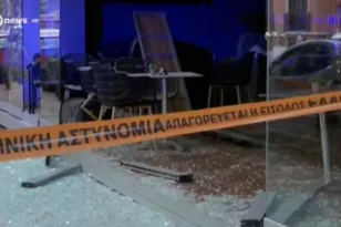 Διπλό τυφλό χτύπημα τα ξημερώματα στην Αθήνα: Ανατίναξαν δύο καταστήματα