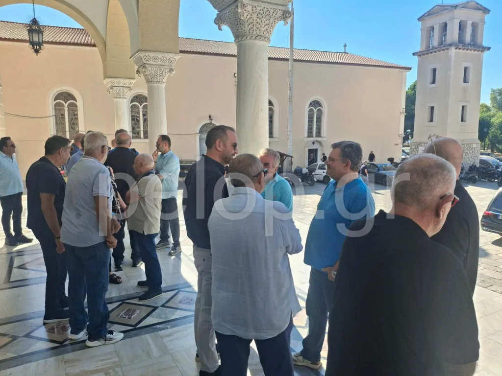 Πάτρα: Το τελευταίο αντίο στον Γιάννη Κουλούρη – Πλήθος συγγενών και φίλων στην κηδεία του στελέχους της ΝΔ Πάτρα: Το τελευταίο αντίο στον Γιάννη Κουλούρη – Πλήθος συγγενών και φίλων στην κηδεία του στελέχους της ΝΔ