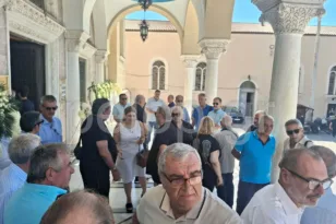 Πάτρα: Το τελευταίο αντίο στον Γιάννη Κουλούρη – Πλήθος συγγενών και φίλων στην κηδεία του στελέχους της ΝΔ