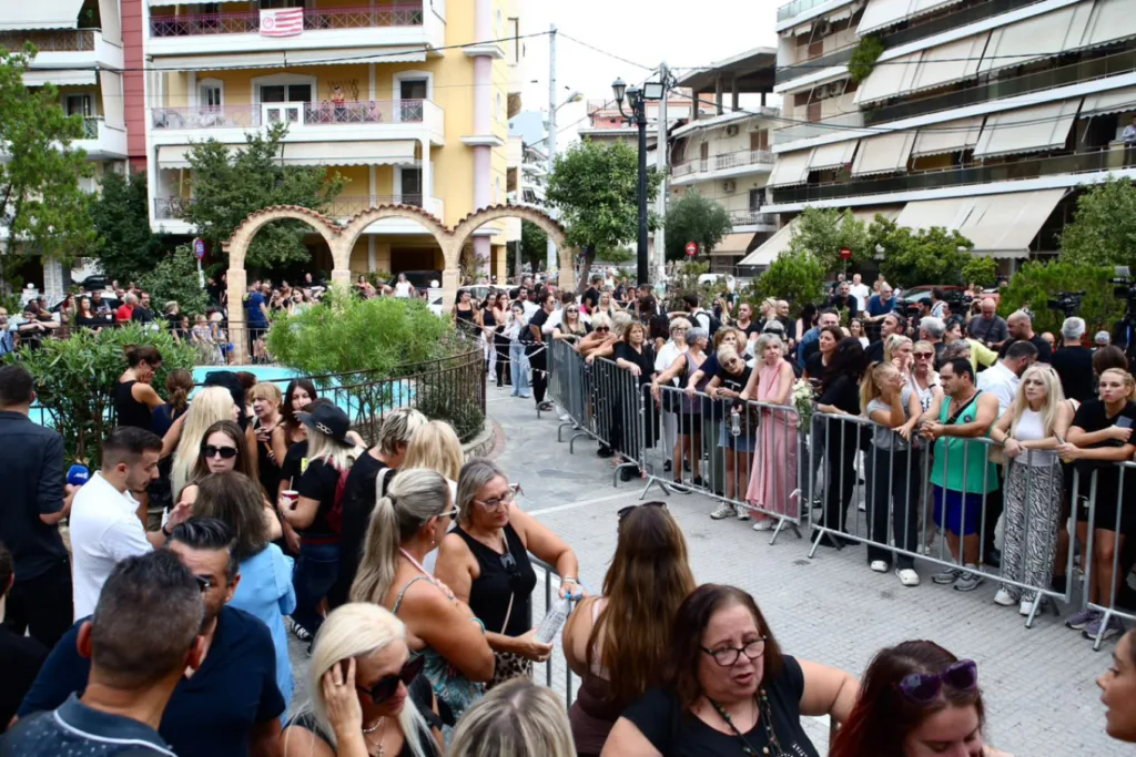 Γιώργος Μαζωνάκης: Στην «παλιά του γειτονιά» για λαϊκό προσκύνημα - Πλήθος κόσμου στη Νίκαια Γιώργος Μαζωνάκης: Στην «παλιά του γειτονιά» για λαϊκό προσκύνημα - Πλήθος κόσμου στη Νίκαια