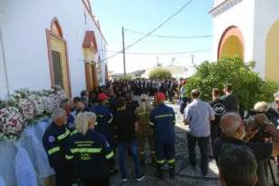 Ράγισαν και οι πέτρες στο τελευταίο «αντίο» στον άτυχο πυροσβέστη Πέτρο Διακάκη