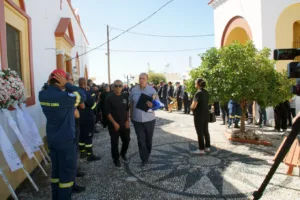 Ράγισαν και οι πέτρες στο τελευταίο «αντίο» στον άτυχο πυροσβέστη Πέτρο Διακάκη