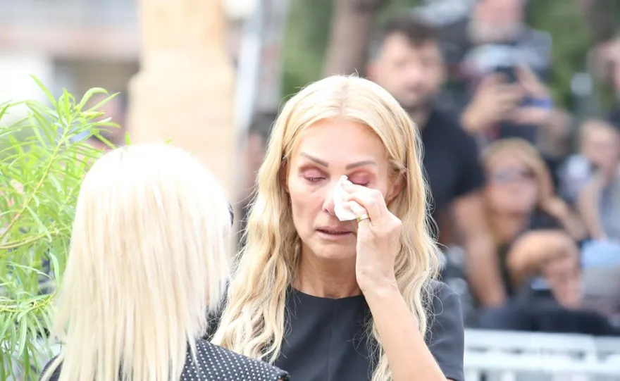 «Αθάνατος» – Ολοκληρώθηκε η ταφή του Γιώργου Μαζωνάκη στο Γ΄ Νεκροταφείο, χιλιάδες κόσμου στη Νίκαια «Αθάνατος» – Ολοκληρώθηκε η ταφή του Γιώργου Μαζωνάκη στο Γ΄ Νεκροταφείο, χιλιάδες κόσμου στη Νίκαια