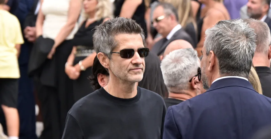 «Αθάνατος» – Ολοκληρώθηκε η ταφή του Γιώργου Μαζωνάκη στο Γ΄ Νεκροταφείο, χιλιάδες κόσμου στη Νίκαια
