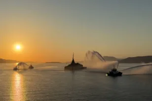 Στη Σούδα για πρώτη φορά ο «Κίμων» – Εντυπωσιακή υποδοχή με «αψίδα νερού»