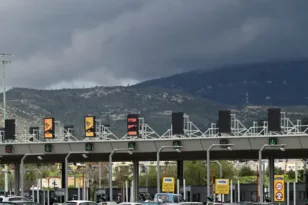 Πώς η Αρχή Προστασίας Προσωπικών Δεδομένων έκρινε νόμιμο το SMS του υπουργείου Μεταφορών για την έξοδο της 28ης Οκτωβρίου 2025