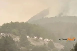 Κόνιτσα: Μαίνεται η φωτιά, φόβοι μην πλησιάσει την πόλη