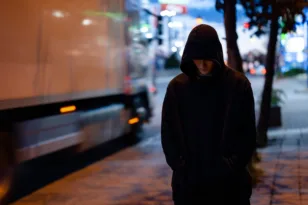 Κουκουλοφόροι στην Πάτρα προσπάθησαν να «χτυπήσουν» σε σπίτι, ανθρωποκυνηγητό της Αστυνομίας
