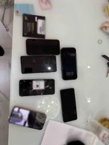 Πάνω από 175.000 ευρώ η λεία εγκληματικής οργάνωσης στο Ζεφύρι, που «έκαιγε» τα κινητά στην αποχέτευση, ΒΙΝΤΕΟ Πάνω από 175.000 ευρώ η λεία εγκληματικής οργάνωσης στο Ζεφύρι, που «έκαιγε» τα κινητά στην αποχέτευση, ΒΙΝΤΕΟ