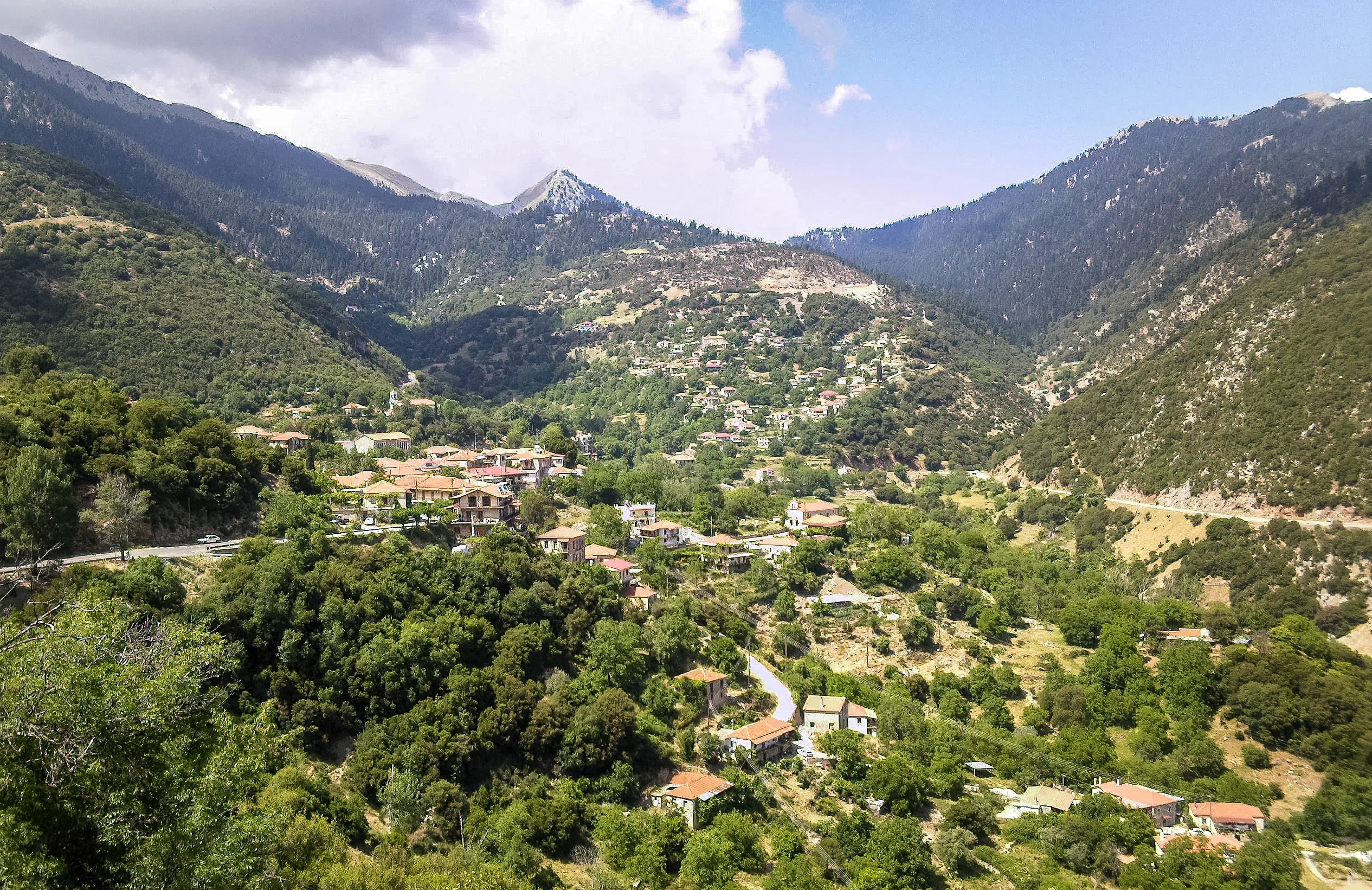 Μιάμιση ώρα από την Πάτρα: Το δάσος των Κενταύρων με βελανιδιές και κρυφούς καταρράκτες Πέτρινα σπίτια και παραδοσιακός δρόμος στη Δίβρη της ορεινής Ηλείας
