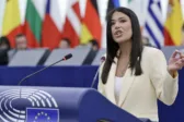 Λατινοπούλου κατά φον ντερ Λάιεν: «Μας γεμίσατε λαθρομετανάστες, μας πνίξατε στους φόρους»