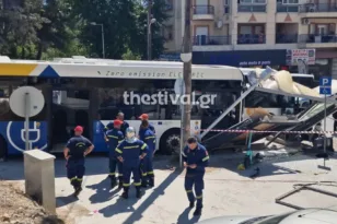 Θεσσαλονίκη: Λεωφορείο έπεσε πάνω σε στάση στη Νεάπολη, τρεις τραυματίες