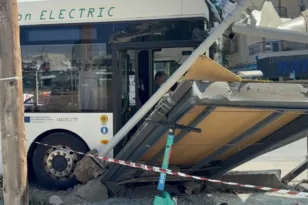 Θεσσαλονίκη: Ηλεκτρικό λεωφορείο έπεσε πάνω σε στάση, τέσσερις τραυματίες