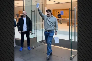iPhone 18: Χαμός στο Σίδνεϊ για τον πρώτο αγοραστή – «Είμαι ο πρώτος!»
