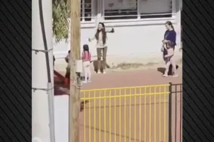Άνω Λιόσια: Ρομά γονέας χτύπησε τη διευθύντρια που φώναζε στα παιδιά - Υπάρχει και βίντεο