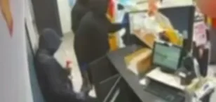 Θεσσαλονίκη: Δείτε πώς εισέβαλλαν τρεις ληστές με τσεκούρι και λοστό σε βενζινάδικο