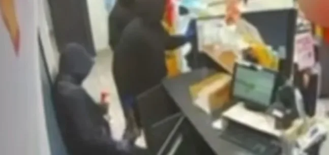 Θεσσαλονίκη: Δείτε πώς εισέβαλλαν τρεις ληστές με τσεκούρι και λοστό σε βενζινάδικο